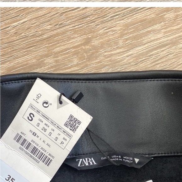 ZARA / 2010 / 203 / 800 Black
Topstitched Hi Waist Faux Leather Skirt - Picture 4 of 6